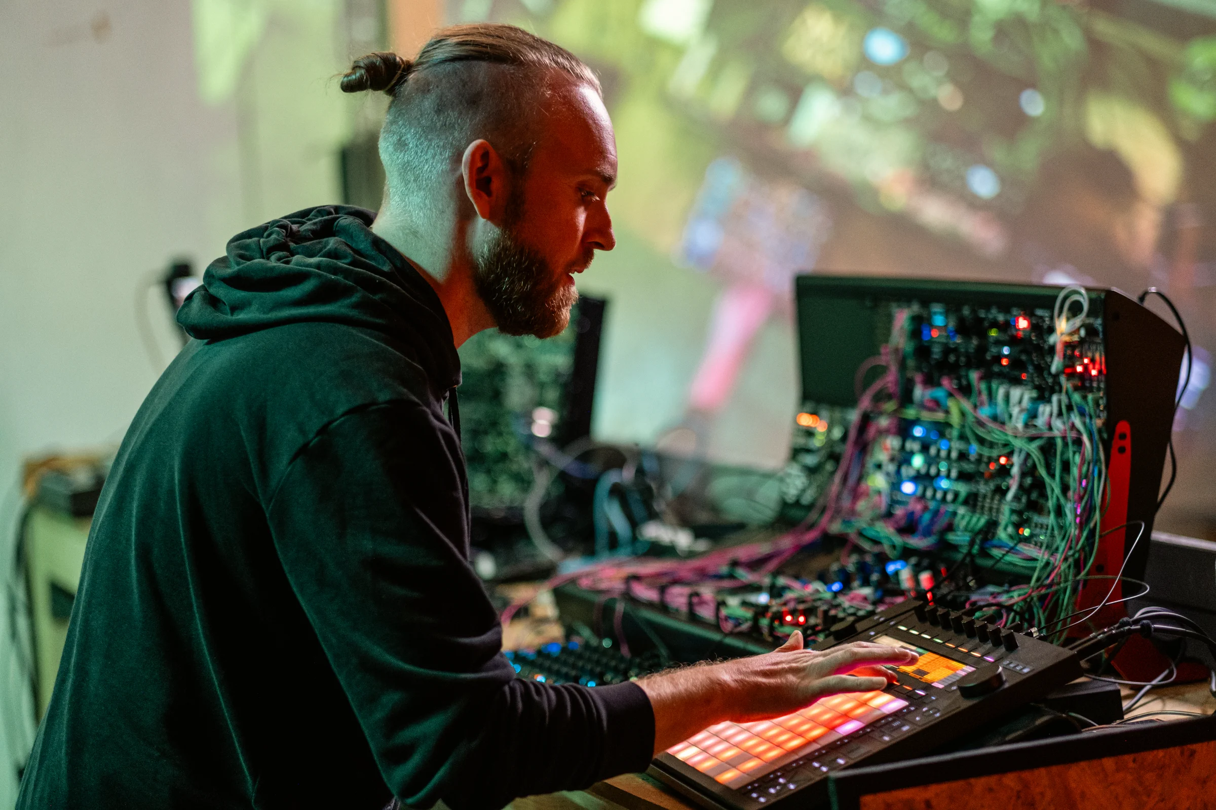 Jan Ritter performing with a modular synthesizer
